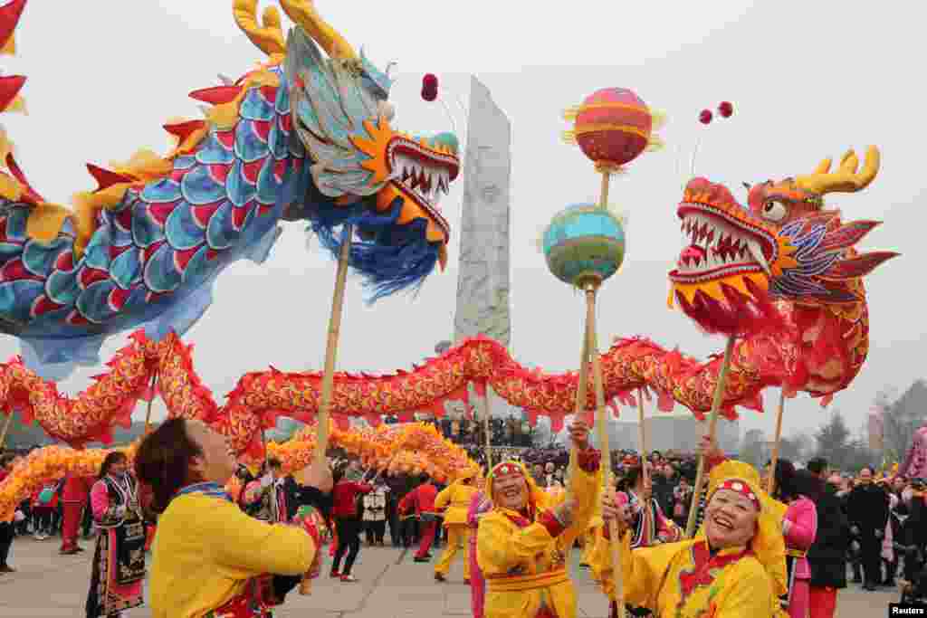 اجرای رقص اژده ها در اولین روز از جشن سال نو چینی در آن کشور. بر اساس طالع بینی چینی سال ۲۰۱۸ سال سگ نامگذاری شده است.