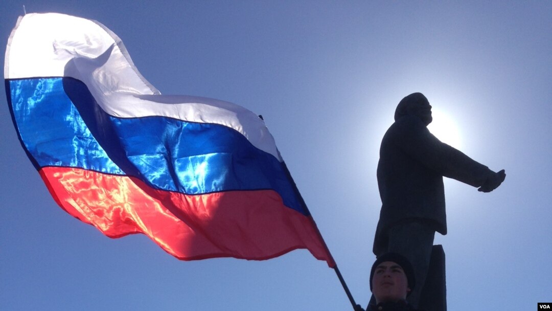 Celebrations continued in Simferopol's Lenin Square after Crimeans approved joining Russia, March 17, 2014. (Elizabeth Arrott/VOA)