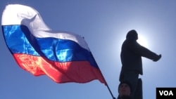 Celebrations continued in Simferopol's Lenin Square after Crimeans approved joining Russia, March 17, 2014. (Elizabeth Arrott/VOA)