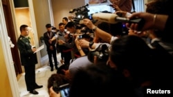 양위쥔 중국 국방부 대변인(왼쪽)이 3일 싱가포르 개막한 '샹그릴라 대화' 아시아안보회의에서 기자들에게 중국과 베트남의 개별 양자회담 결과를 설명하고 있다.
