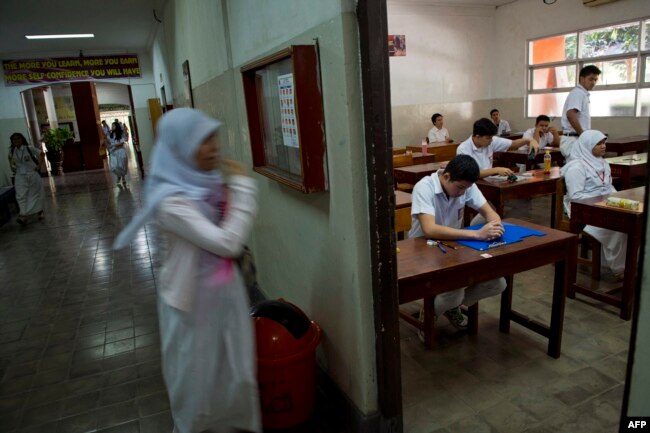 Suasana ruang kelas di sebuah SMA Negeri di Jakarta, saat mengikuti ujian nasional, 14 April 2014. (AFP)