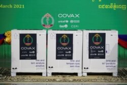 Upacara serah terima vaksin COVID-19 produksi Oxford / AstraZeneca di bawah skema COVAX, di Bandara Internasional Phnom Penh, Kamboja, 2 Maret 2021. (REUTERS)