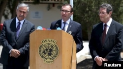 U.N. envoy Espen Barth Eide (C) speaks to the media while Greek Cypriot leader and Cyprus President Nicos Anastasiades (R) and Turkish Cypriot leader Mustafa Akinci (L) look on at the United Nations offices in the buffer zone of Nicosia airport, May 28, 2015.