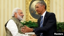 미국을 방문한 나렌드라 모디 인도 총리(왼쪽)와 바락 오바마 미국 대통령이 7일 백악관 집무질에서 기자회견을 가진 후 악수하고 있다.