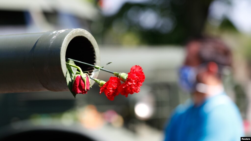 资料照：2020年5月8日，在胜利日和第二次世界大战结束 75 周年纪念日，德国柏林卡尔霍斯特的德俄博物馆里一辆坦克的枪管里插上了鲜花（路透社）。(photo:VOA)