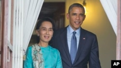 El presidente Barack Obama camina junto a la lider opositora birmana, Aung San Suu Kyi, antes de hablar con la prensa.