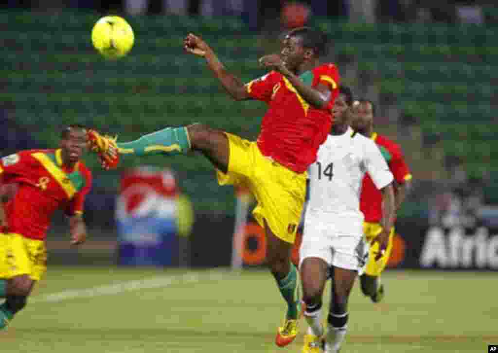 Guinea's Diallo Sadio controls the ball during their African Cup of Nations Group D against Ghana in Franceville stadium February 1, 2012.