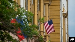 Російський та американський прапори на будівля посольства США в Москві