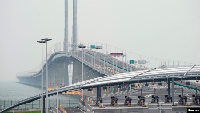 连接珠海香港澳门的港珠澳大桥开通。 （2018年10月23日）
