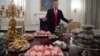 Staf Dirumahkan, Trump Traktir Tamu Makanan Cepat Saji