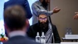 Perwakilan Taliban Anas Haqqani menghadiri pertemuan perwakilan khusus internasional dan perwakilan dari Taliban di Hotel Soria Moria di Oslo, Norwegia 24 Januari 2022. (Foto: NTB/Stian Lysberg Solum via REUTERS)