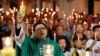 天主教神父邓友南在越南义安省安城教堂内为英国卡车尸体惨案的39名死者举行烛光祷告仪式，有大约500人参加。(2019年10月26日)