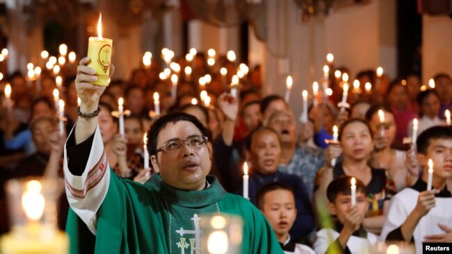天主教神父邓友南10月26日晚间在越南义安省安城教堂内为英国卡车尸体惨案的39名死者举行烛光祷告仪式，有大约500人参加。