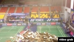 Mảng trần nhà rộng gần 40 mét vuông tại nhà thi đấu Phan Ðình Phùng đổ sập xuống đất trong lúc các vận động viên đang tranh tài.