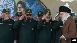 حسین سلامی (دوم از سمت راست) به صفت فرمانده جدید سپاه پاسداران گماشته شد