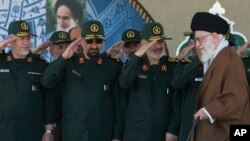 이란 최고지도자 아야톨라 알리 하메네이(오른쪽)에게 경례하고 있는 이란 혁명수비대 고위 장성들. (자료사진)