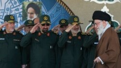 آیت الله خامنه‌ای، رهبر جمهوری اسلامی، محسن رضایی (دوم از چپ در ردیف جلو) نیز در تصویر دیده می‌شود - آرشیو