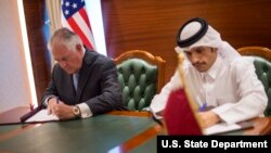 Ngoại trưởng Mỹ Rex Tillerson (trái) và Ngoại trưởng Qatar Mohammed bin Abdulrahman al-Thani ký bản ghi nhớ ở Doha, Qatar, ngày 11/7/2017. 