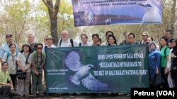 Para pakar dan pemerhati Jalak Bali dari berbagai negara di Eropa dan Amerika melihat habitat asli Jalak Bali di Taman Nasional Bali Barat (Foto: VOA/Petrus)