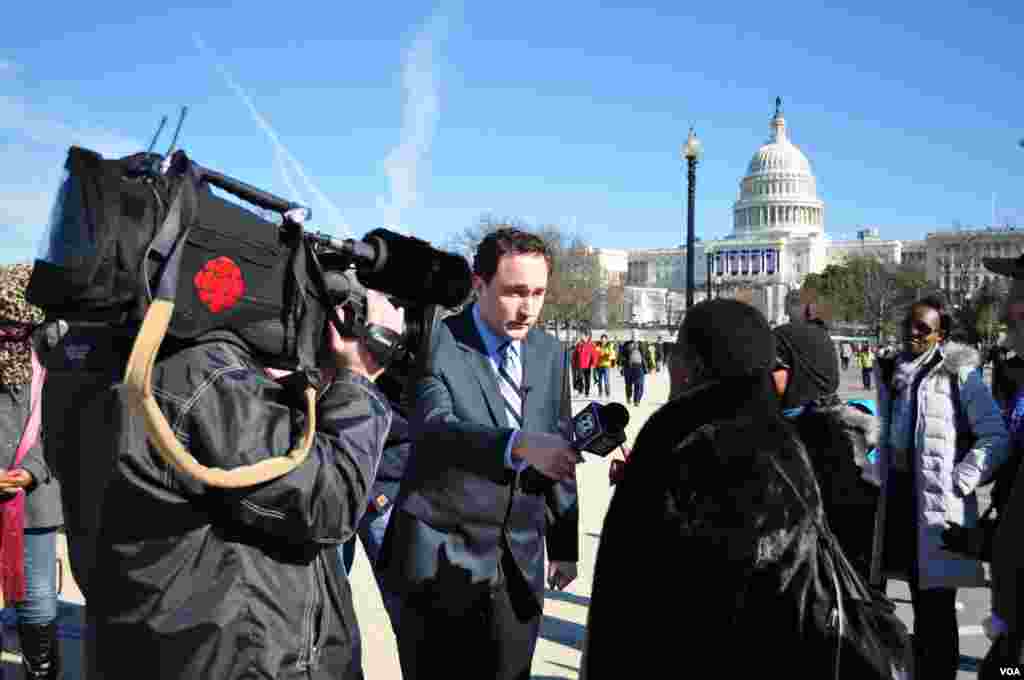 Media members provide Inauguration coverage at the National Mall, January 20, 2013. (D. Manis / VOA)