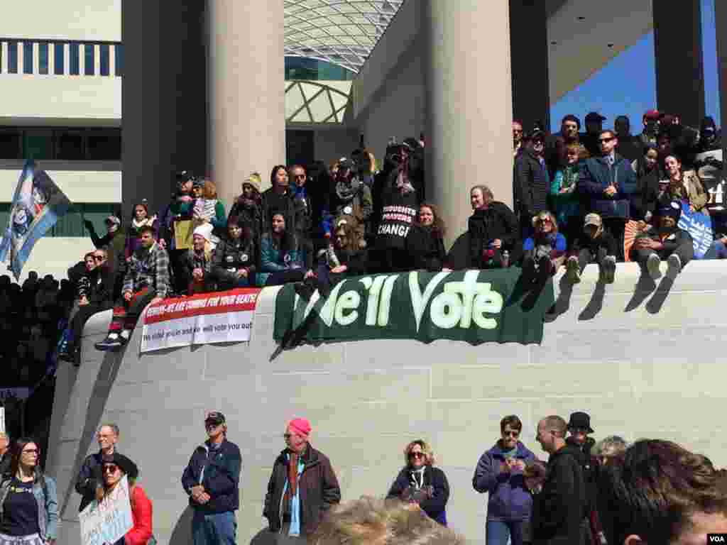 Manifestantes en la Marcha por Nuestras Vidas apostados en el edificio de la Embajada de Canadá en la Avenida Pennsylvania, en Washington D.C., cerca del Capitolio. Foto: Gesell Tobías, VOA.
