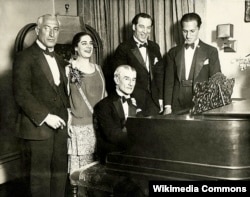 조지 거슈윈(맨 오른쪽)과 그의 지인들이 프랑스 작곡가 모리스 라벨(가운데)의 생일에 참석하고 있다.