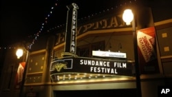 Sebuah gedung pertunjukan di jalanan utama kota Utah terlihat semarak dengan hiasan yang mengumumkan kegembiraan kota ini menyambut perhelatan Festival Film Sundance2013, Kamis, 17 Januari, 2013 di Park City, Utah. (Foto: Danny Moloshok/Invision /AP)