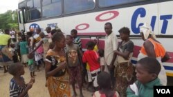 Mozambican refugees board a bus from Nsanje reception center to Luwani refuguees camp in Neno district, south of Malawi. (L. Masina/VOA)