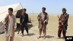 Anggota milisi Afghanistan saat perang melawan militan Taliban dan pasukan militer Afghanistan dekat distrik Qala-e-Zal di provinsi Kunduz, 7 Mei 2017.
