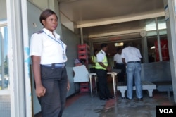 Women security officers were working the airport's entrance while passengers were having their luggage checked, at Chileka International Airport in Blantyre, Malawi, March 16, 2017. (L. Masina/VOA)