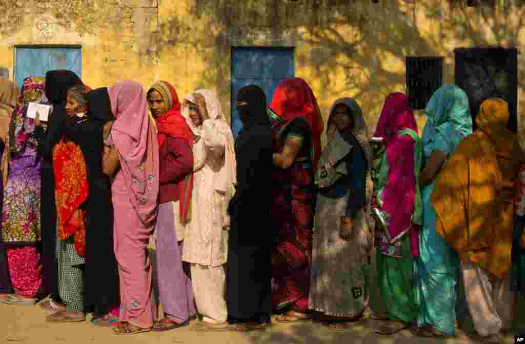 인도 북부 우타르프라데시 주 여성들이 투표소 앞에 줄지어 서있다. 나렌드라 모디 인도 총리의 중간평가 성격을 갖는 주의회 선거가 다음달까지 주요 5개 주에서 진행된다.
