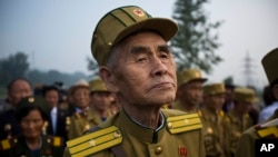 ကိုရီးယားစစ်ပွဲ နှစ် ၆၀ ပြည့်အခမ်းအနား တက်ရောက် လာကြတဲ့ ကိုရီးယားစစ်ပြန်တချို့။ (ဇူလိုင်လ ၂၅ ရက်၊ ၂၀၁၃)။