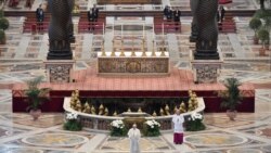 Paus Fransiskus membacakan pesan-pesan Paskah di Basilica Santo Petrus, Vatikan tanpa kehadiran jemaat, hari Minggu, 12 April 2020.