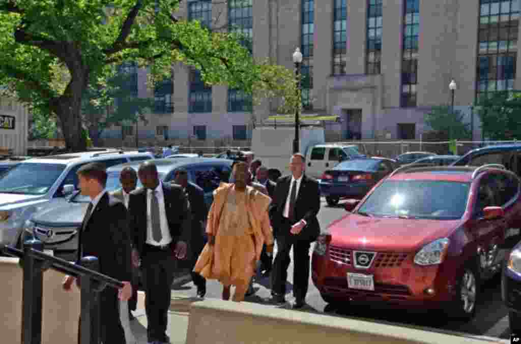 Nigerian Vice-President Namadi Sambo Visits VOA in Washington, DC