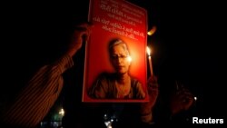 Warga membawa poster wartawan Gauri Lankesh yang tewas setelah ditembak di luar rumahnya di Bengaluru, Ahmedabad, India hari Selasa (5/9). 