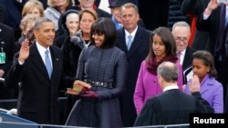 Tổng thống Hoa Kỳ Barack Obama tuyên thệ nhậm chức trước Chánh án Tối cao Pháp viện John Roberts tại Điện Capitol, ngày 21/1/2013.