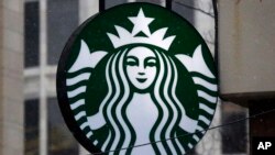 Logo Starbucks di salah satu kedai di Pittsburgh, Pennsylvania. 