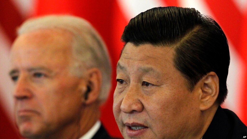 资料照：时任中国国家副主席习近平在北京接待到访的时任美国副总统拜登。(2011年8月19日)(photo:VOA)