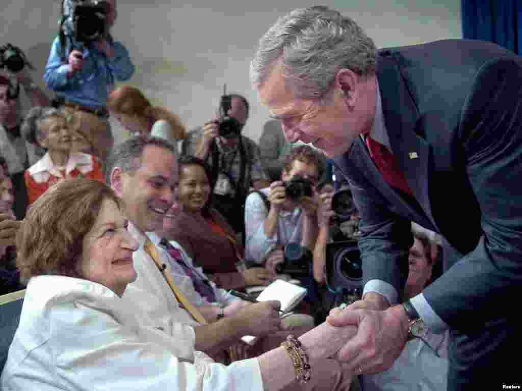 ABŞ prezidenti Corc Buş Ağ Evin brifinq otağıdan veteran müxbir Helen Tomasla görüşür, 2 avqust 2006-cı il. 