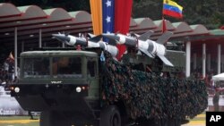 Misiles venezolanos durante un desfile militar en Caracas.