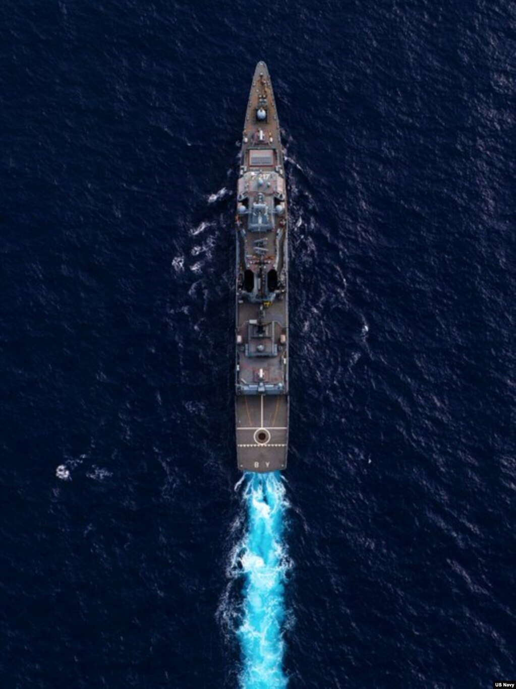 德国海军多用途护卫舰“巴伐利亚号”在菲律宾海参加2021年联合军演。（2021年11月23日）(photo:VOA)