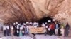تجمع گروهی از طرفداران محیط زیست در مقابل غار نمکدان قشم