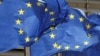 ARHIVA - Zastave Evropske unije ispred sedišta Evropske komisije u Briselu (Foto: Reuters/Yves Herman)
