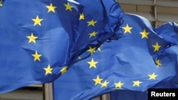 ARHIVA - Zastave Evropske unije ispred sedišta Evropske komisije u Briselu (Foto: Reuters/Yves Herman)