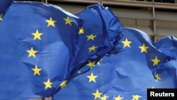 Bendera Uni Eropa terpampang di luar markas organisasi tersebut di Brussel, Belgia, pada 5 Mei 2021. (Foto: Reuters/Yves Herman)