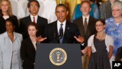 El presidente Obama defiende la reforma de salud frente a familias beneficiadas con provisión que otorga reembolsos a consumidores.