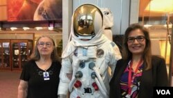 La ingeniera Sandra Cauffman, derecha, junto a su madre María Jerónima Rojas, izquierda, en la sede de la NASA en Washington, DC. 