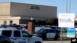 지난 29일 총기 난사 사건이 발생한 미국 텍사스주 북부 화이트세틀먼트의 교회 앞에 경찰차가 주차돼 있다. 