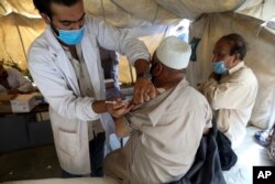 Seorang pria menerima suntikan vaksin COVID-19 buatan Jhonson & Jhonson di Kabul, Afghanistan, 11 Juli 2021.