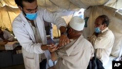 Seorang pria menerima vaksin Johnson & Johnson COVID-19 di pusat vaksinasi di Kabul, Afghanistan, Minggu, 11 Juli 2021. (Foto: AP)